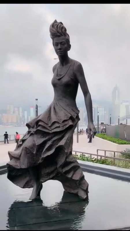 "香港的女儿"把一生奉献给了舞台和歌迷,并且热衷于公益事业,她不但是