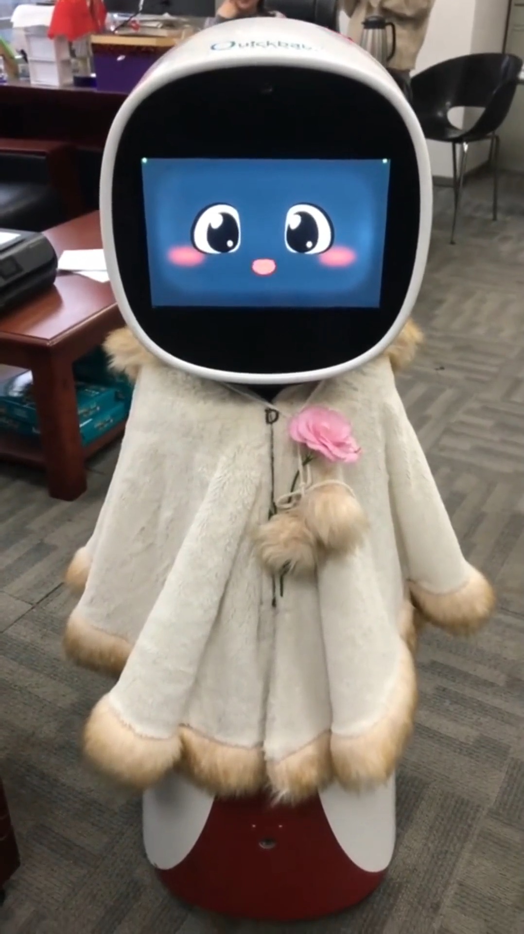 娱乐#智能机器人快宝出差回家,衣服上居然还戴了一朵小鲜花,好可爱啊