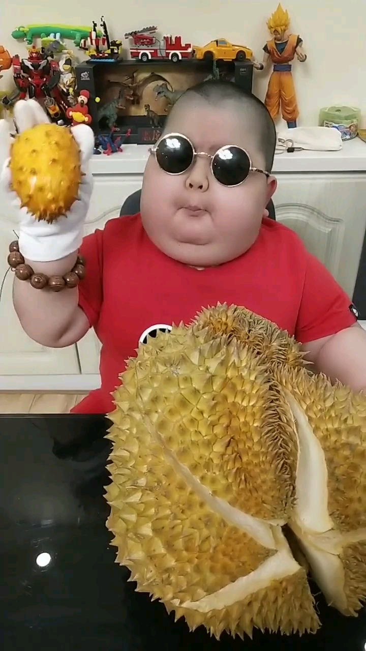 小胖墩儿真会吃