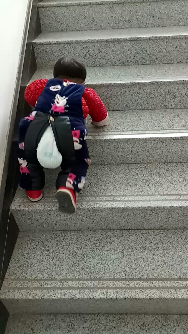 爱爬楼梯的小孩