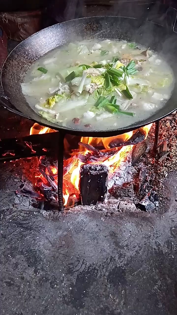 吃正宗柴火火锅啦!