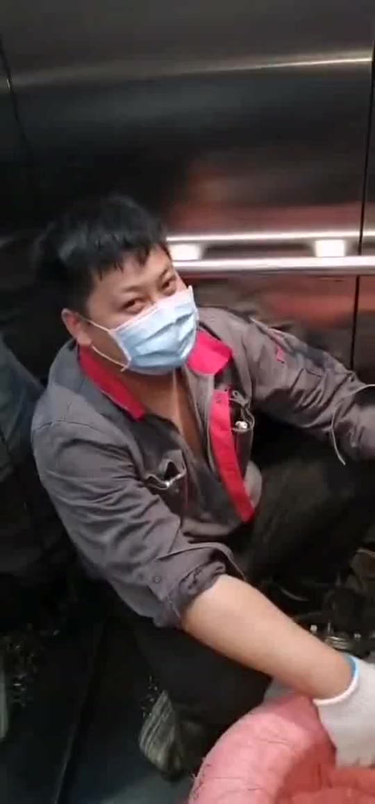 搞笑段子#修电梯的师傅万万想不到也有今天,电梯:天天修我,这次我