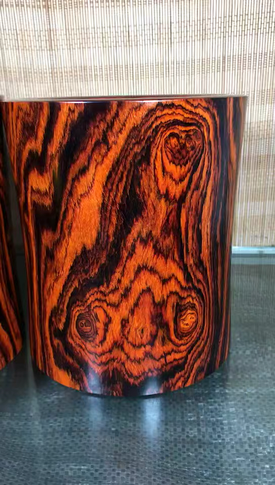 精品大红酸枝笔筒,纹路漂亮.