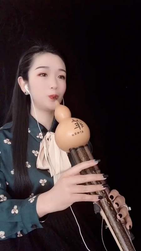 葫芦丝清纯美女葫芦丝吹奏经典歌曲绿岛小夜曲悦耳的旋律百听不腻弘扬