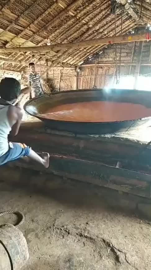 印度人熬焦糖,竟用三米大锅,出锅得用四个人!