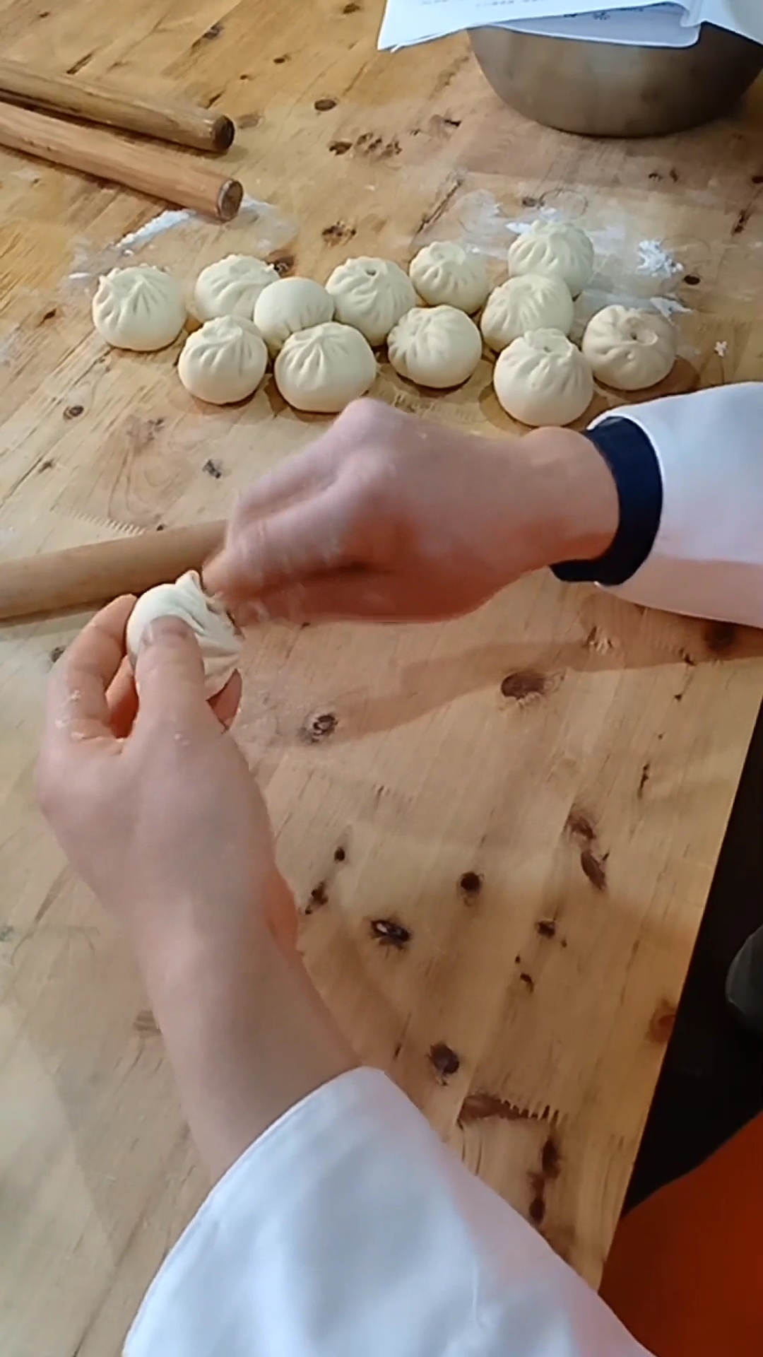 食神大pk#早餐学员来校第一天,学包包子.