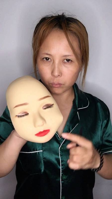 60岁大妈换上人皮面具,秒变小姐姐和闺蜜去蹦迪泡小哥哥……-度小视