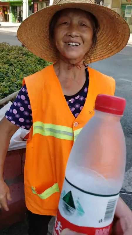 给环卫工阿姨送水,阿姨笑的很开心