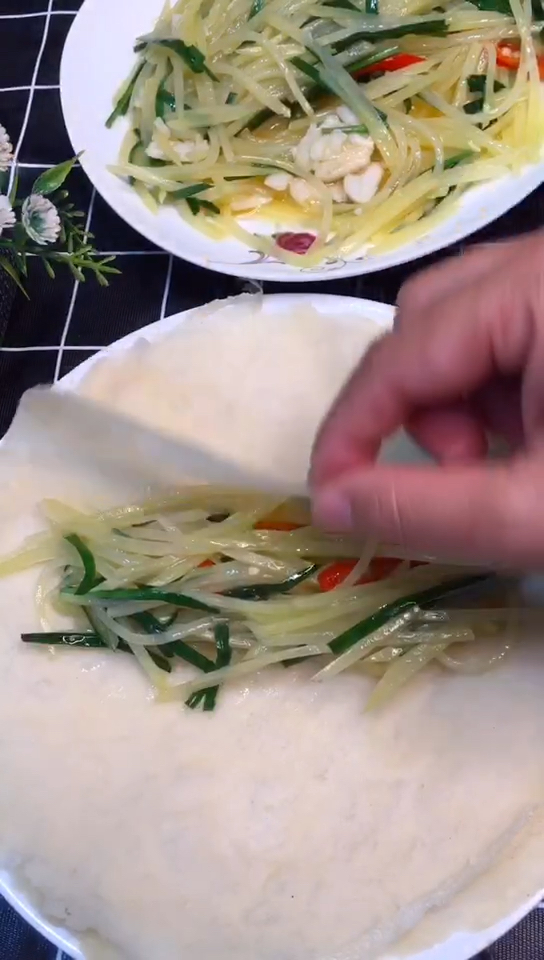 饺子皮做的土豆丝卷饼