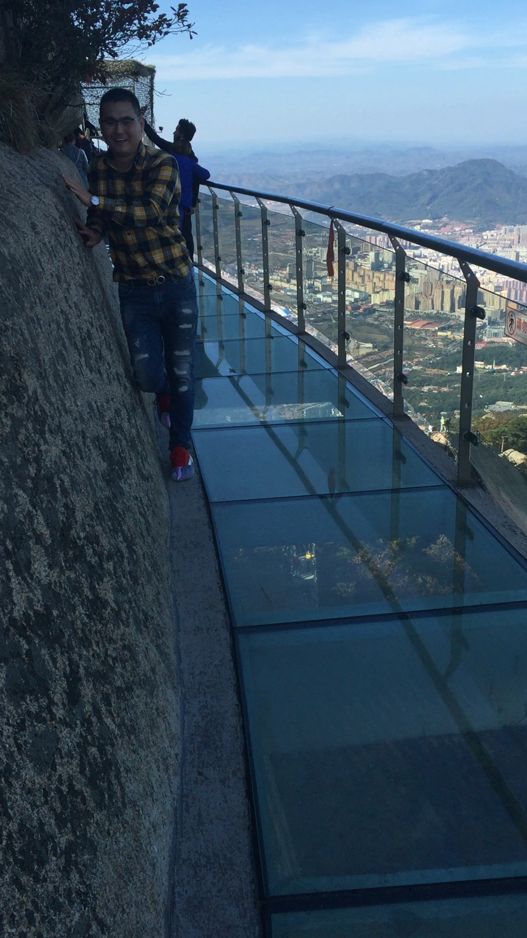 丹东凤凰山玻璃栈道.这是老的,新的更美!