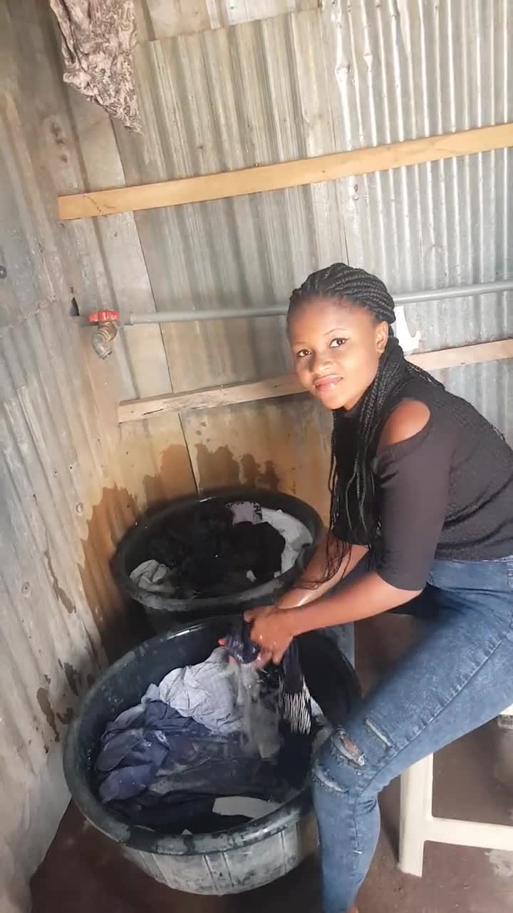 非洲当地的黑妹在洗衣服