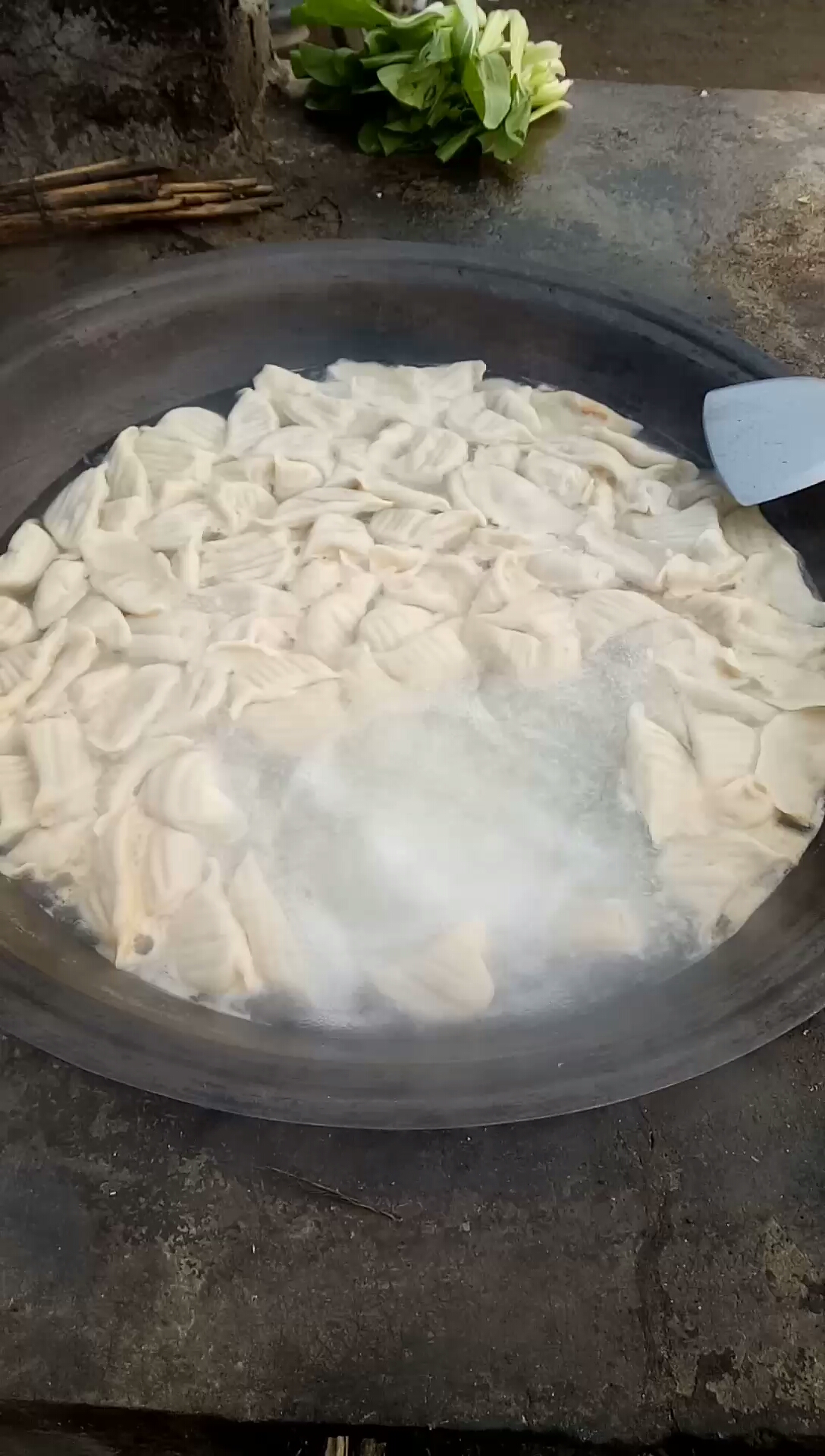 大锅煮饺子