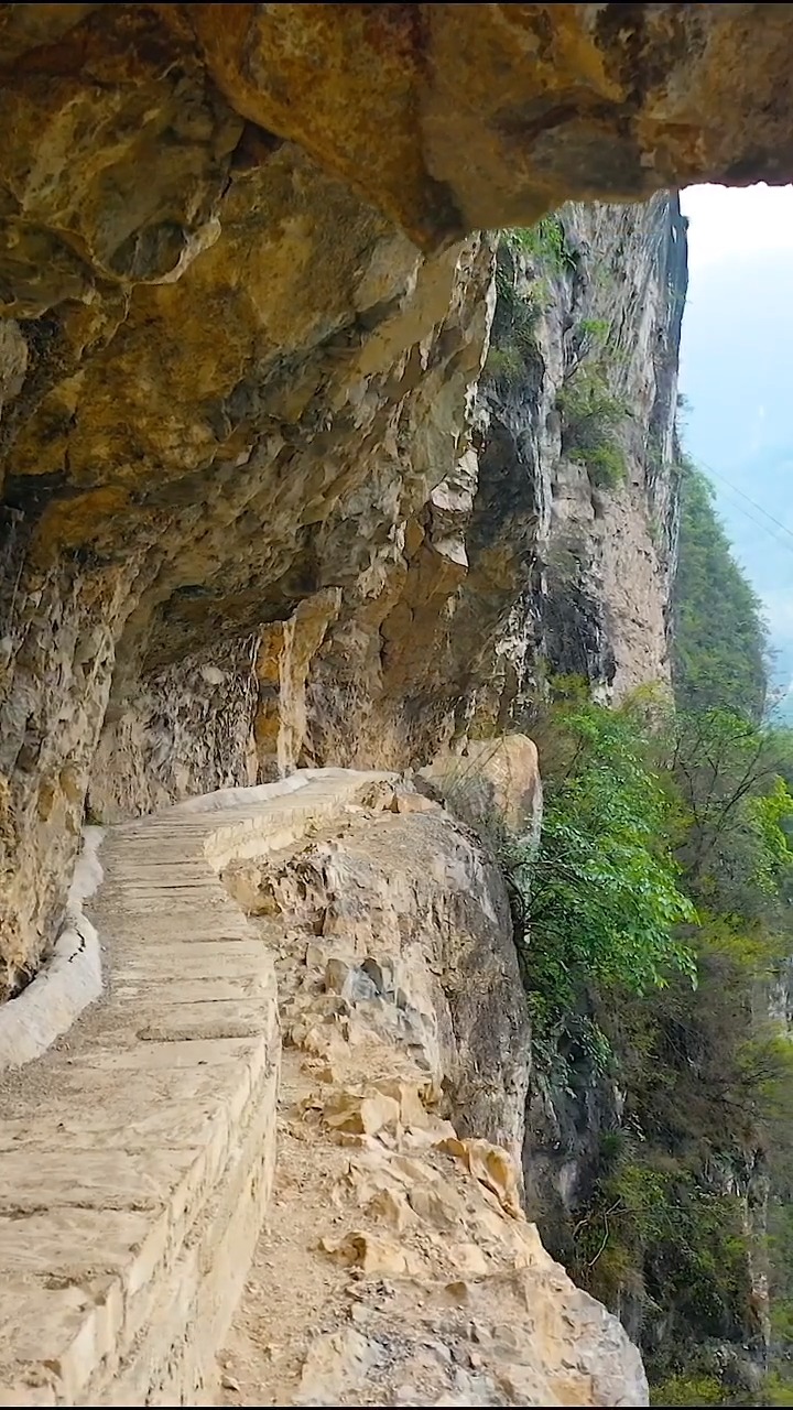 云南大山悬崖上的挂壁小路,村民走悬崖栈道进村,看着都腿软!