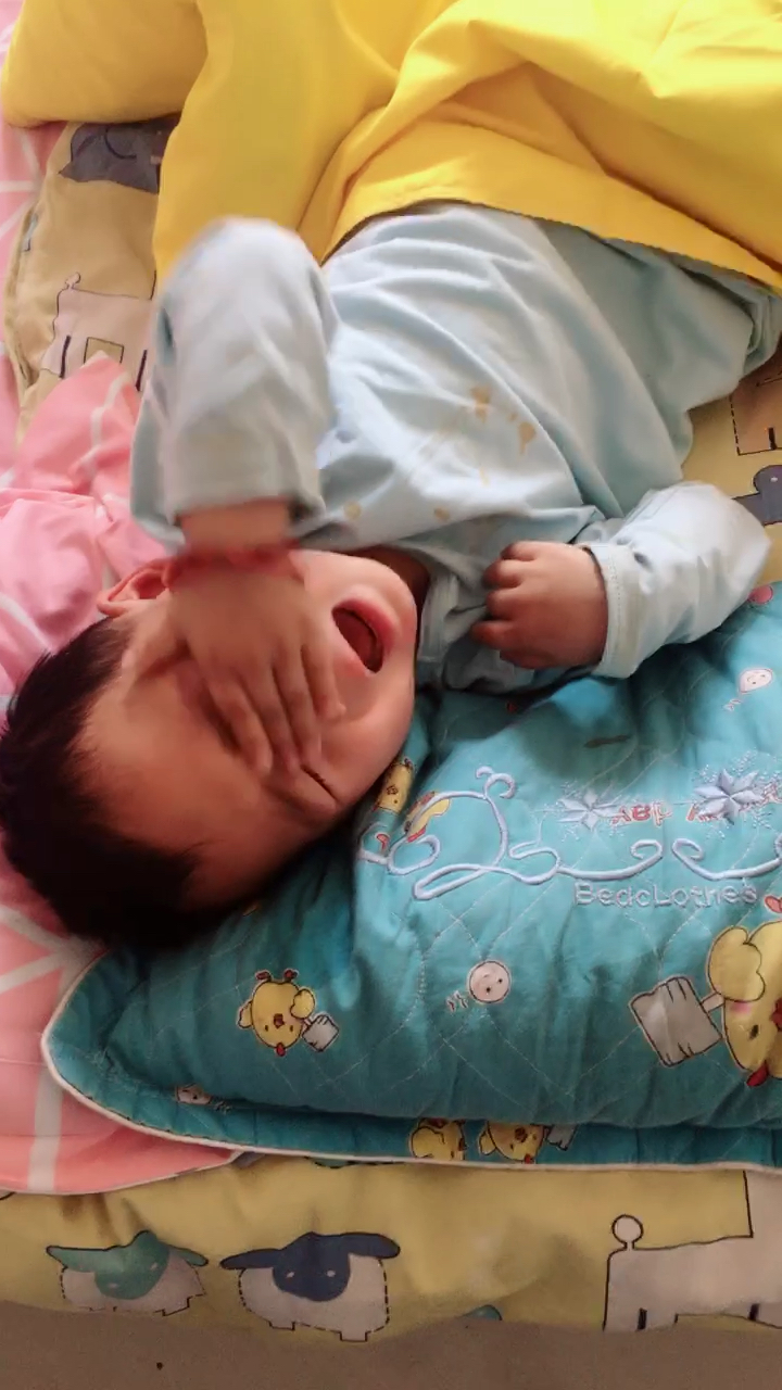 这熊孩子一大早就这么调皮,没眼泪硬是揉眼睛