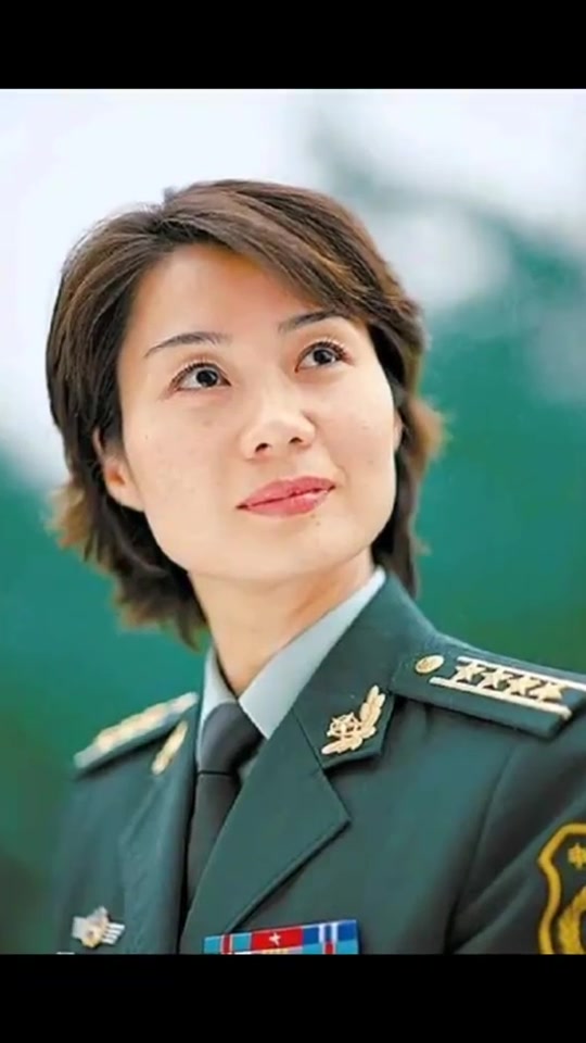 中国"霸王花"雷敏:57秒徒手攀爬5层楼,大校军衔却嫁给一保安