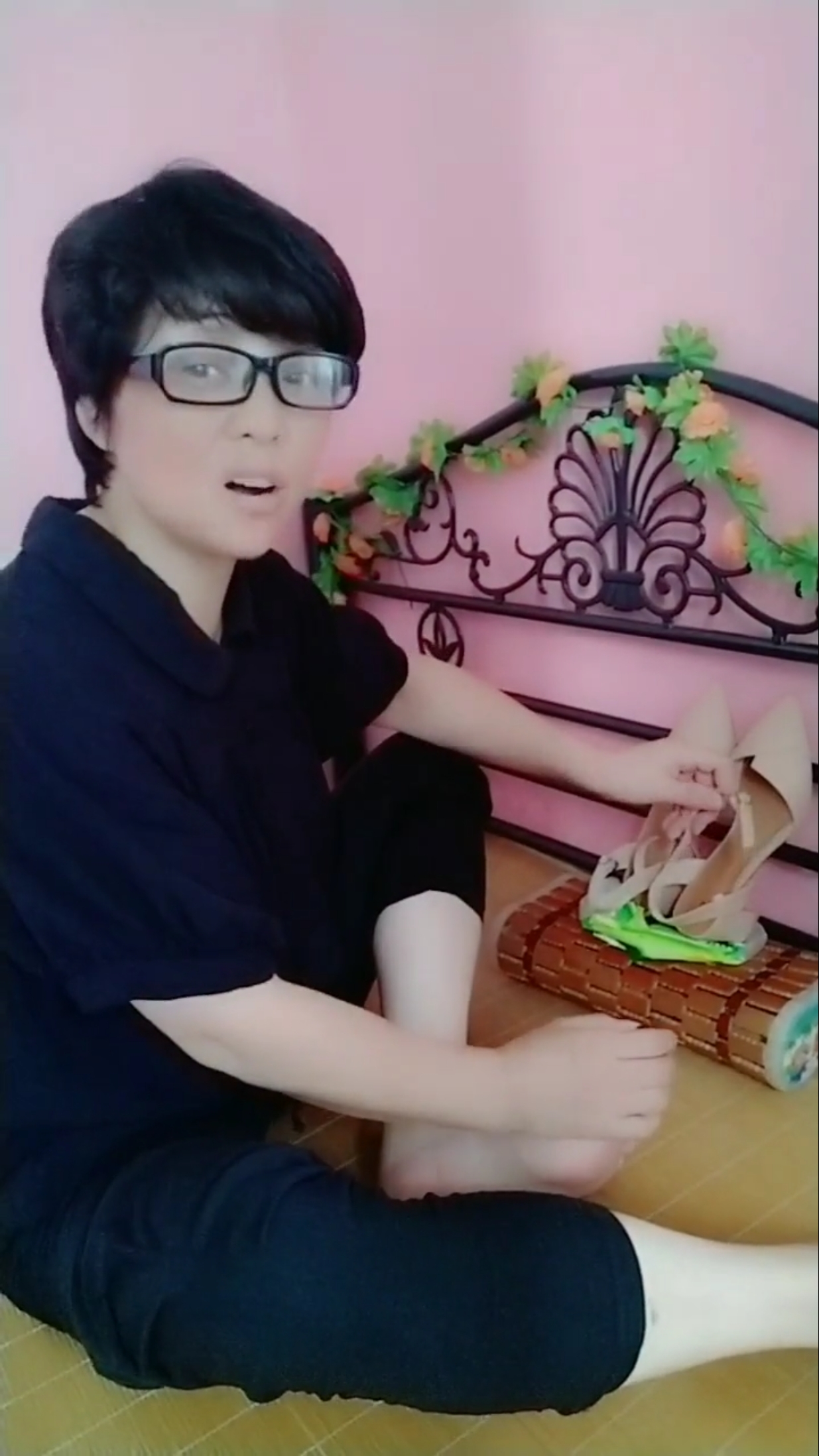 娱乐#卖鞋的小妹说头两天会磨脚,所以我放床头放了两天,明天就可以穿