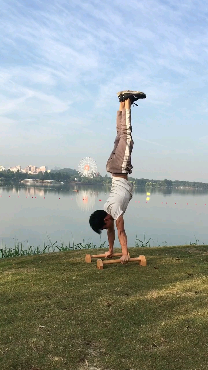 街头健身中的俄挺漫步