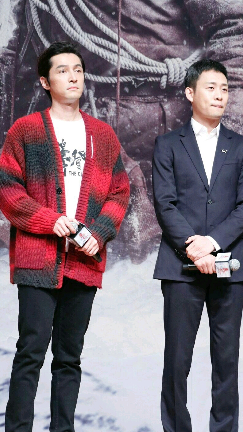 娱乐#胡歌吴京张译现身北大,参加《攀登者》北大路演