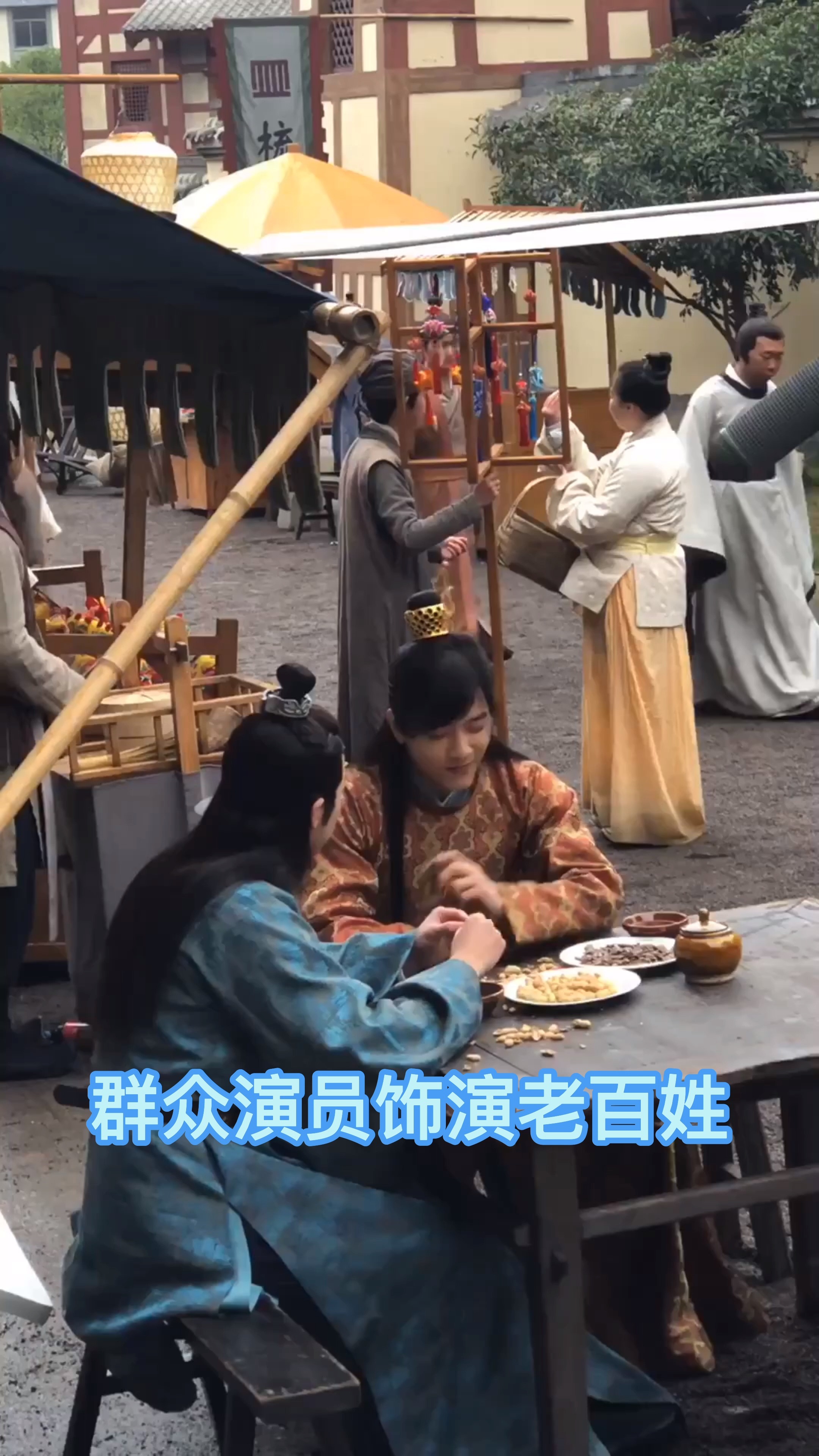 古装剧拍戏现场,群众演员饰演老百姓,逛街就行了