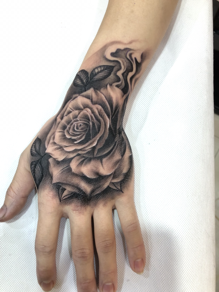 十一月你好#手背写实玫瑰作品分享#纹身#杭州大唐纹身-度小视