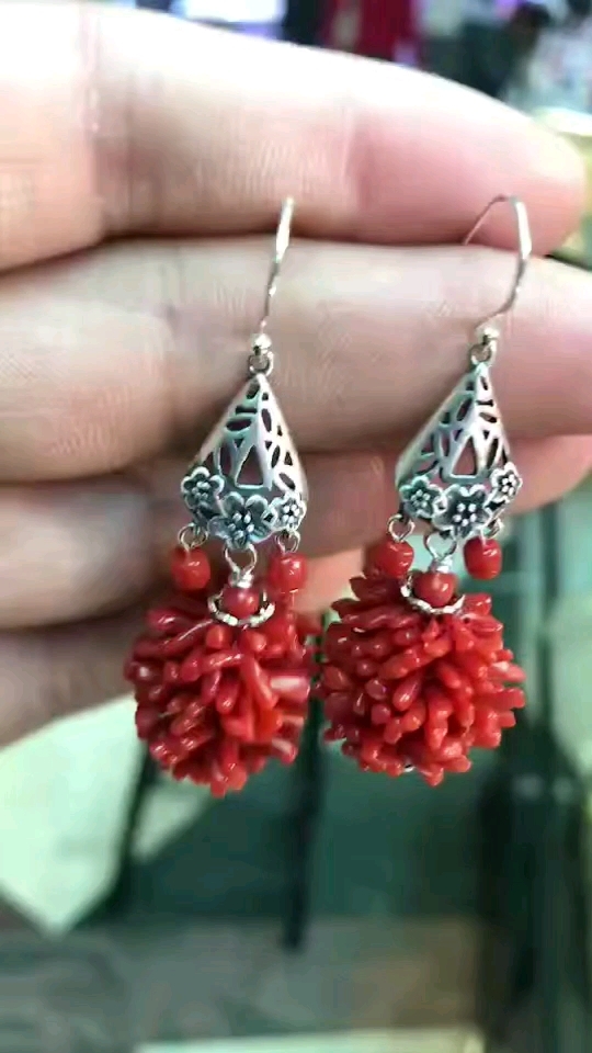 红珊瑚毛毛虫耳坠