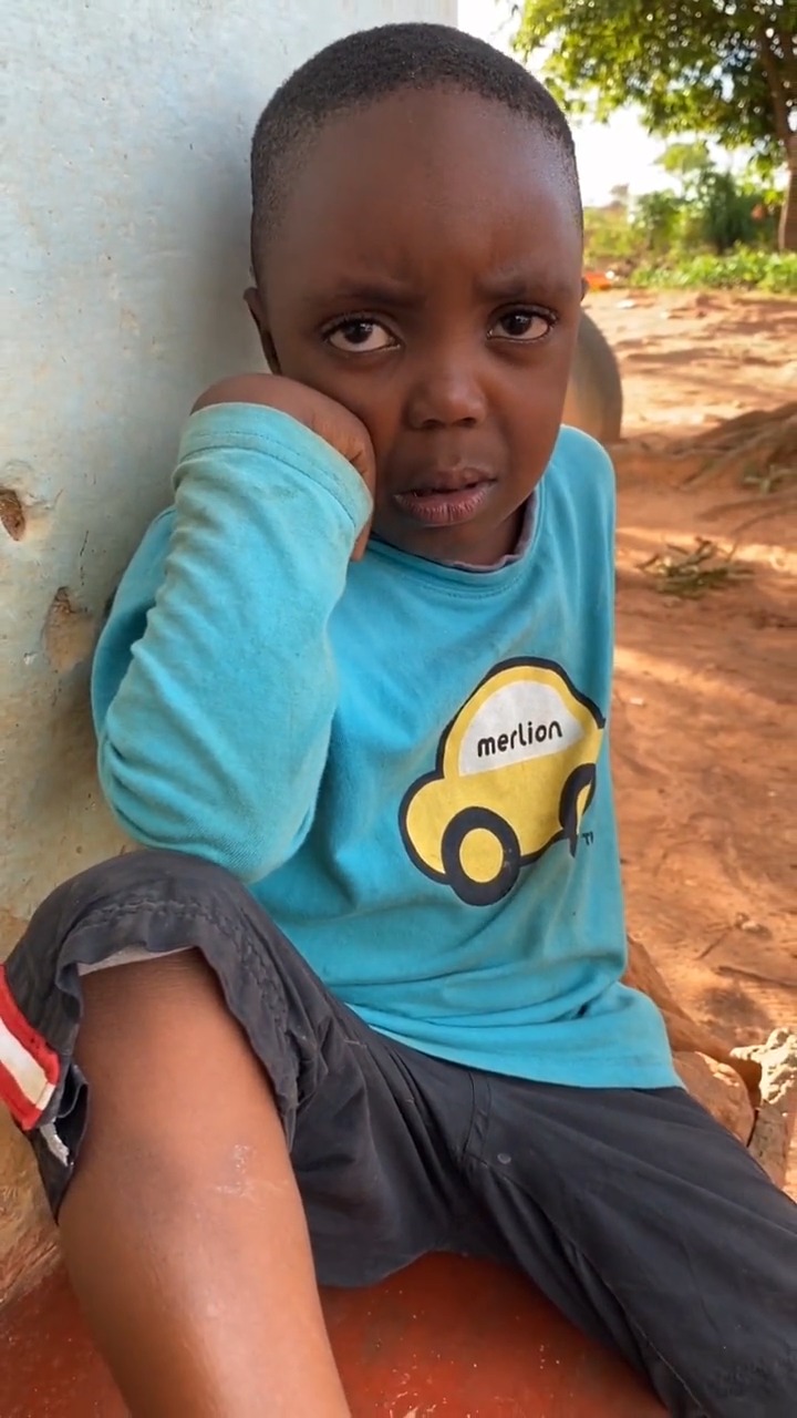 娱乐#天下妈妈都一样?黑蛋今天挨打了,看非洲女人是怎么打孩子的?