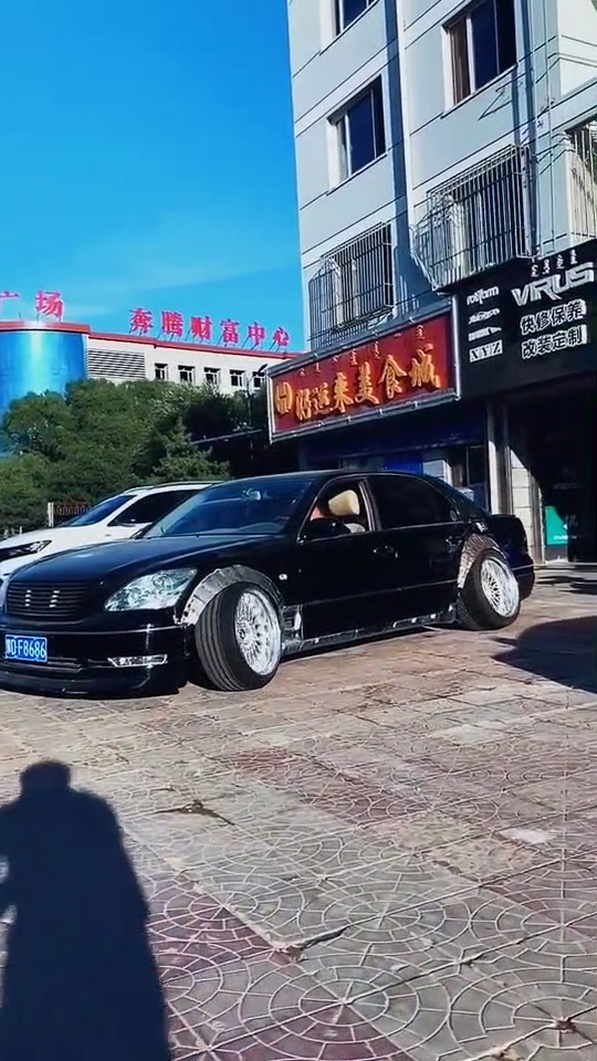 豪车#车都有八字腿了,这样走很吃胎,车还能要吗