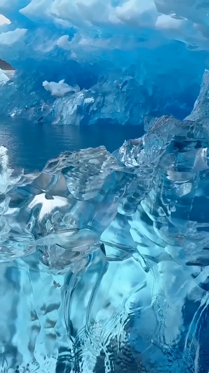 娱乐#蓝色的冰川像水晶一样,晶莹剔透,美翻了!
