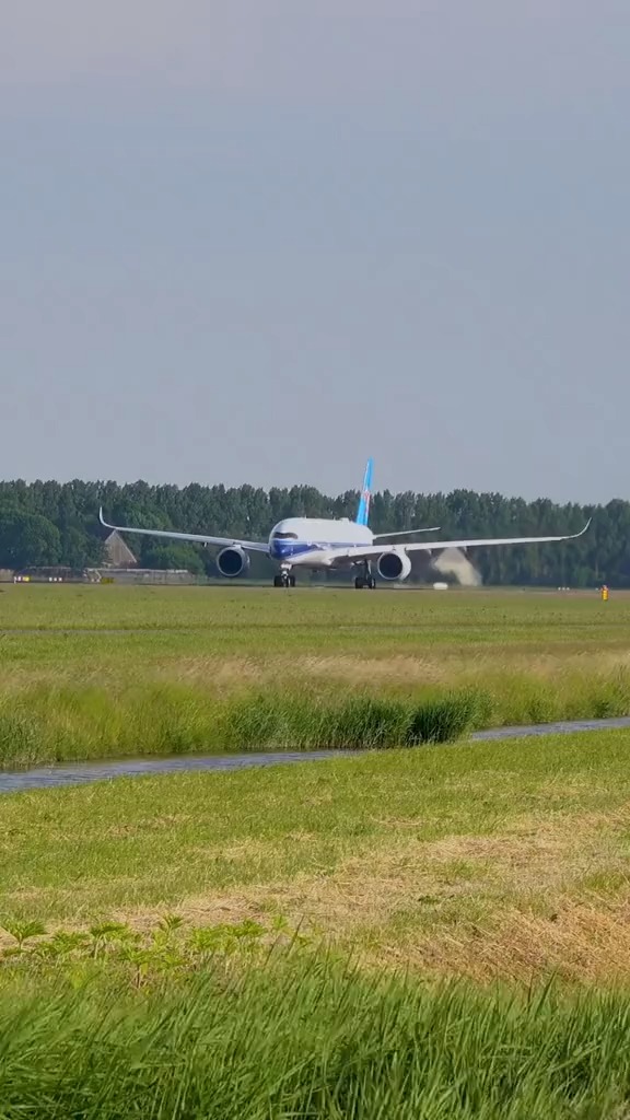 漂亮:南航a350帅气出镜,飞机滑行抬轮起飞,完美起飞