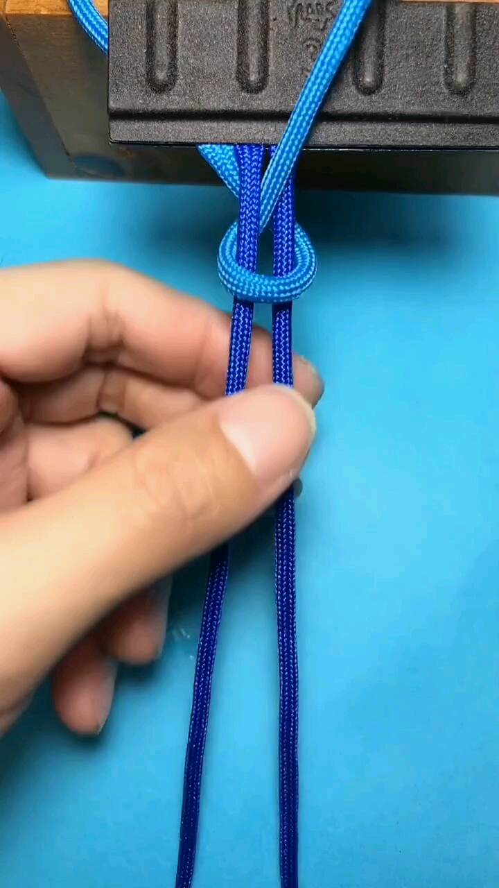 教你们一个非常漂亮的打结方法感兴趣的可以试一下