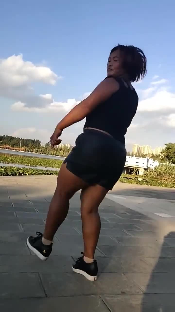 穿着皮裤跳舞的云南黑妹,魔性的舞蹈还挺好看,网友辣眼睛!