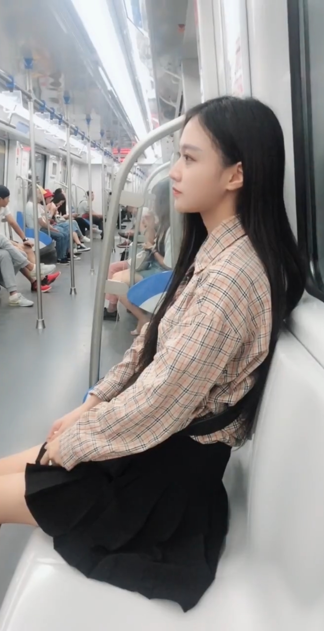 大搭讪地铁素颜小姐姐