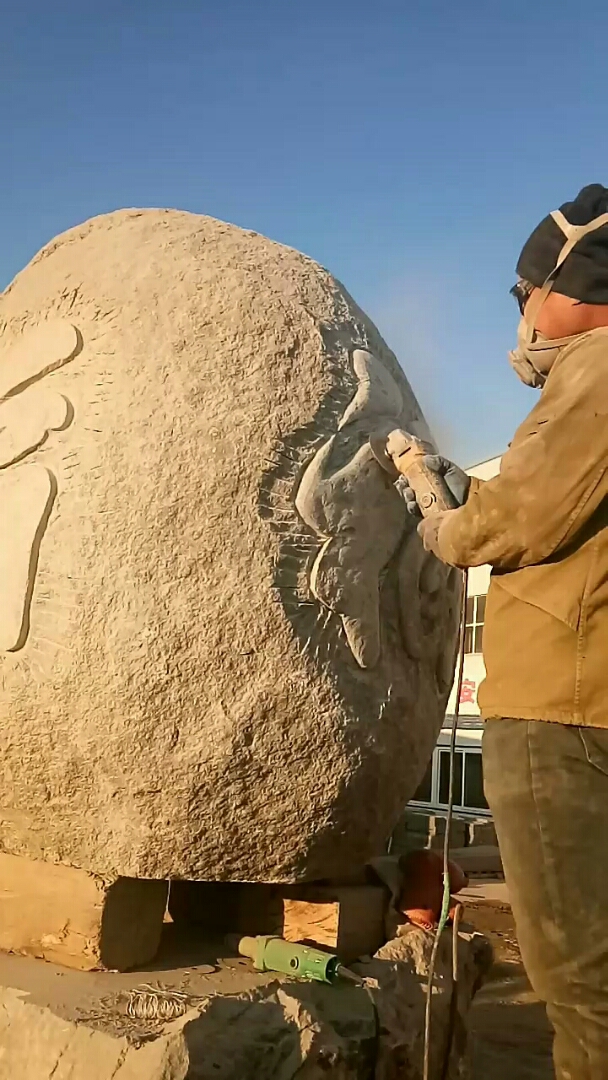 工人雕刻石头