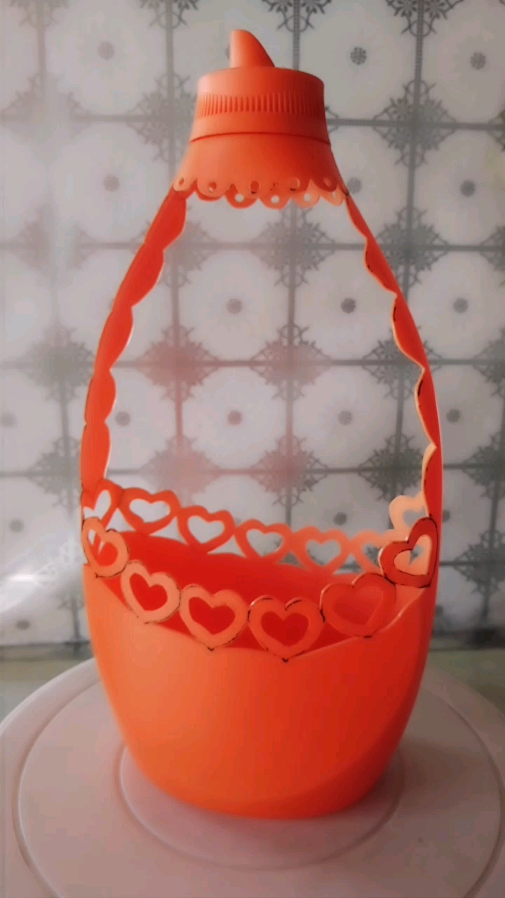 洗衣液瓶制作花篮图片