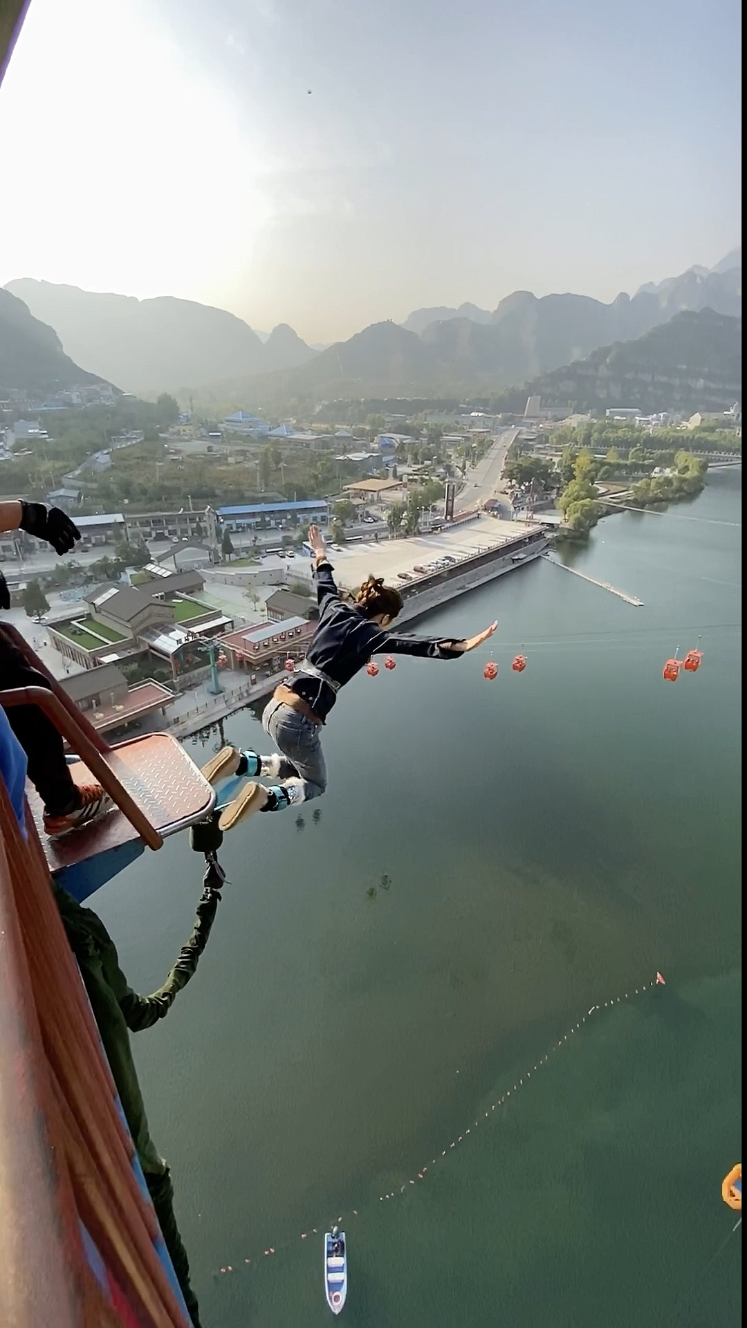 蹦极的女孩儿#天啊,这年轻人也太勇敢了