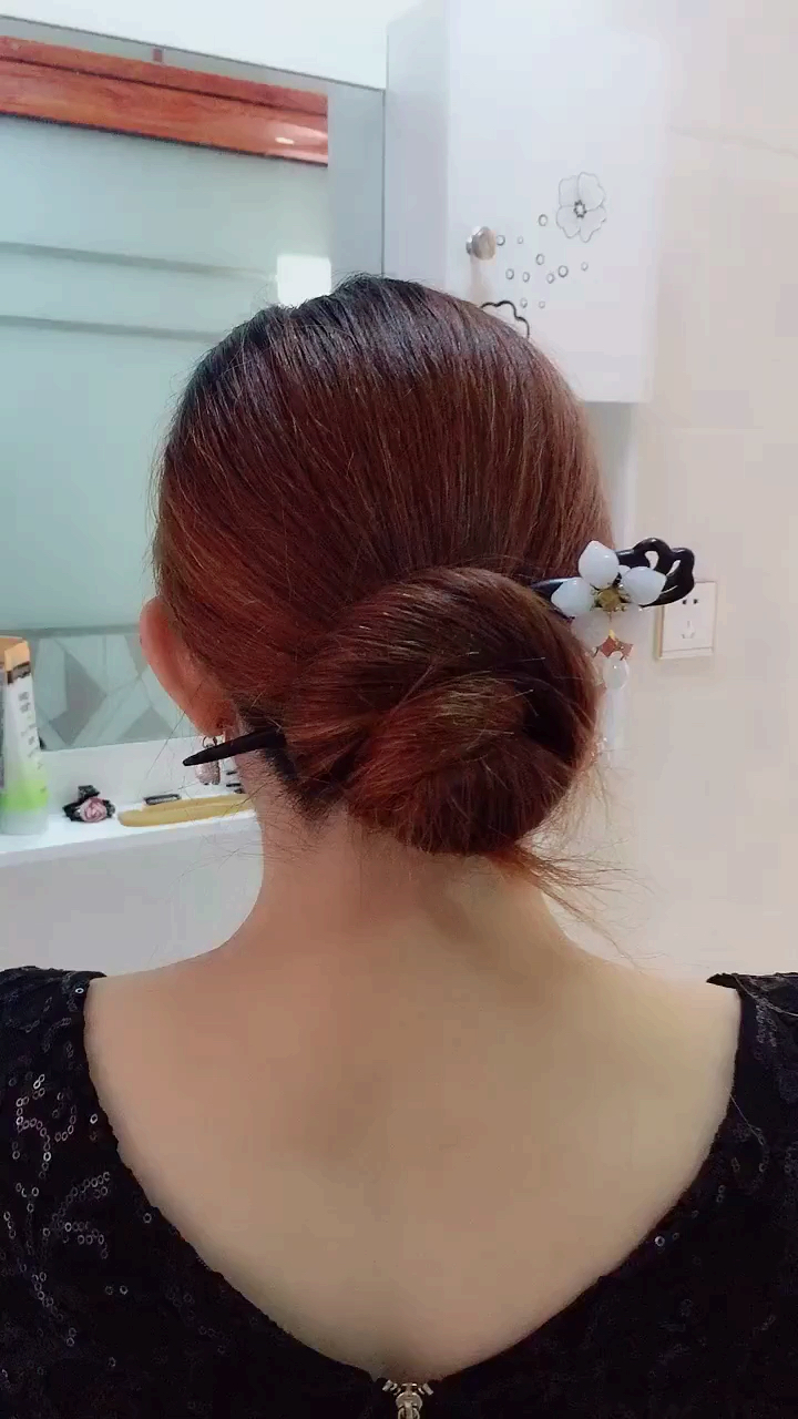 你喜欢的样子我都有#参加同学聚会这样扎发髻超气质,这招厉害.