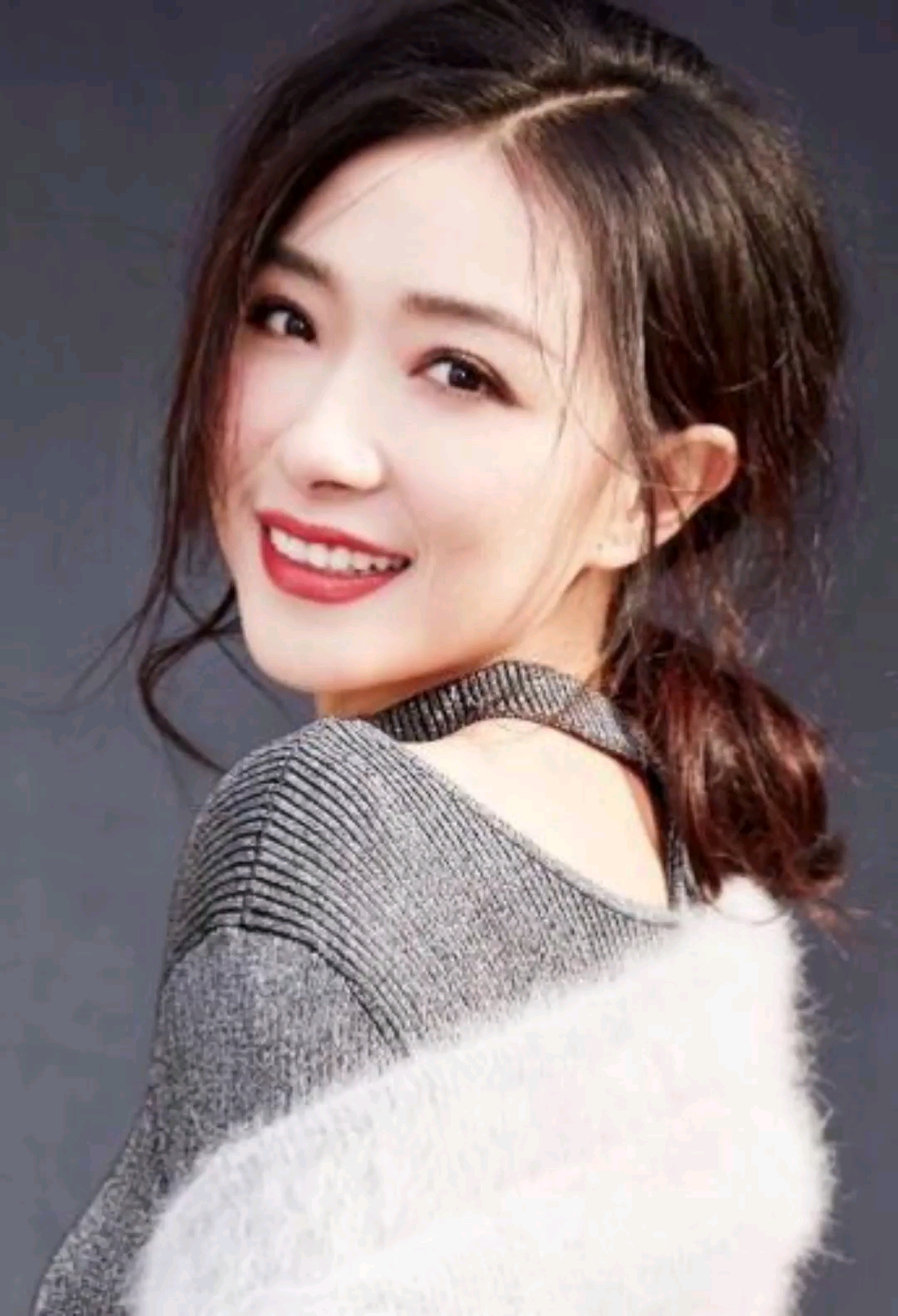 明星万茜娱乐圈优秀演员,着装风格时尚,是人们喜爱的艺人