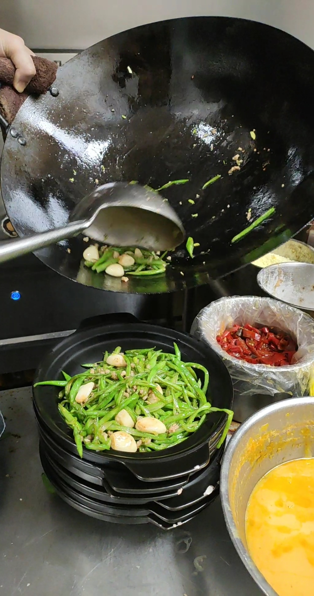 月薪9000的厨师,炒的蒜头扁豆丝煲,看上去就是不一样