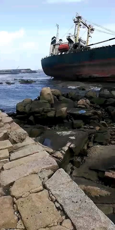 货轮拖锚触礁