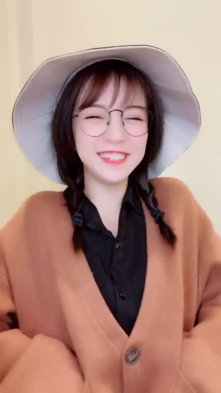 可爱小姐姐,撒娇的模样,真的很可爱!