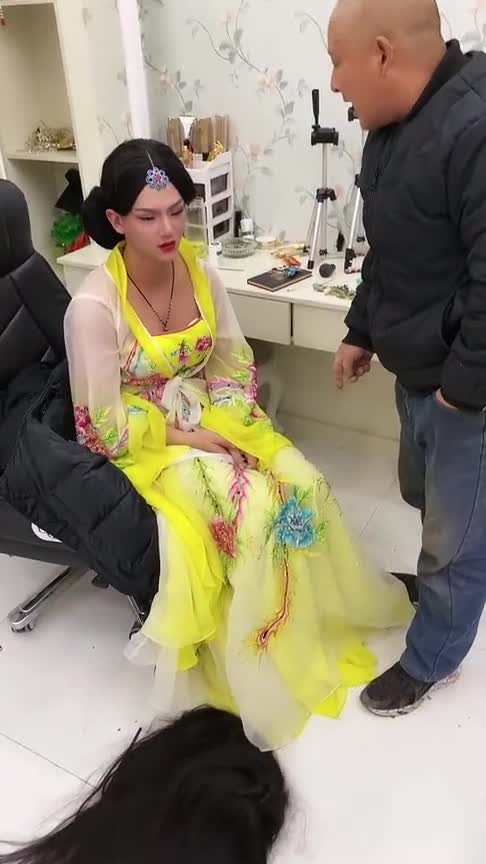 为了赚钱养家,我穿女装做反串,爸爸跑来破口大骂说我丢人