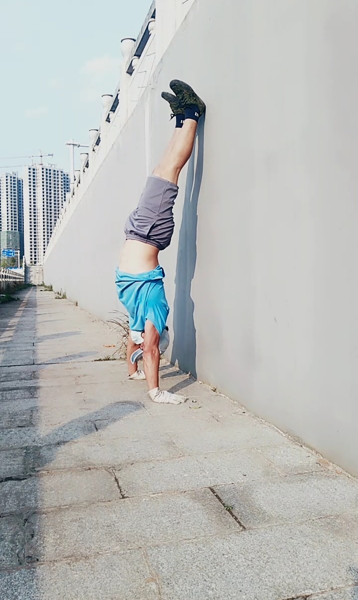 健身宁教练传递健身正能量#背靠墙倒立练习