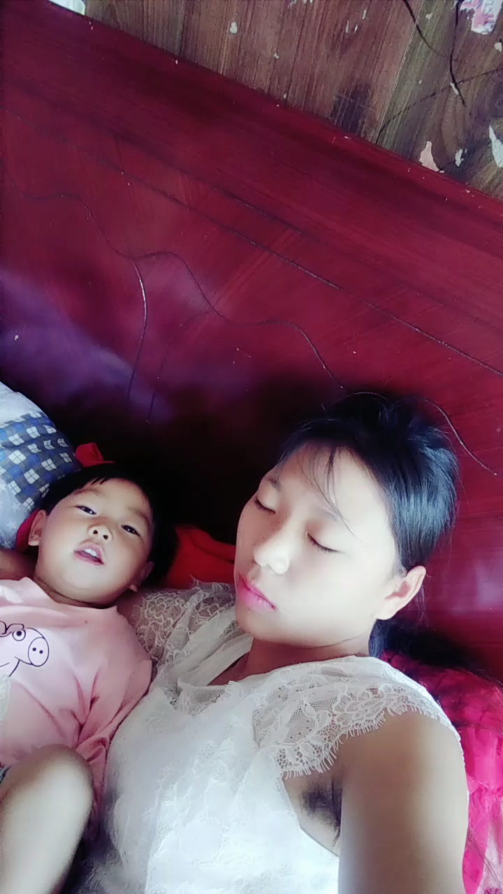 老婆,你辛苦了带孩子睡午觉,孩子没睡着你就睡着了,一天带孩子太累了