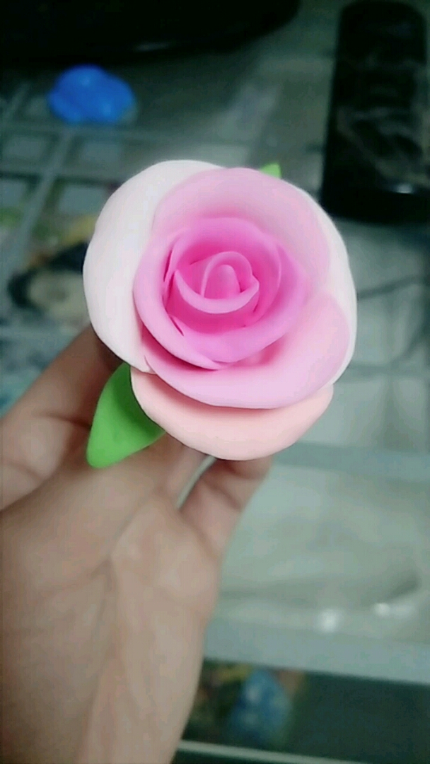 帮女儿捏一个玫瑰花.