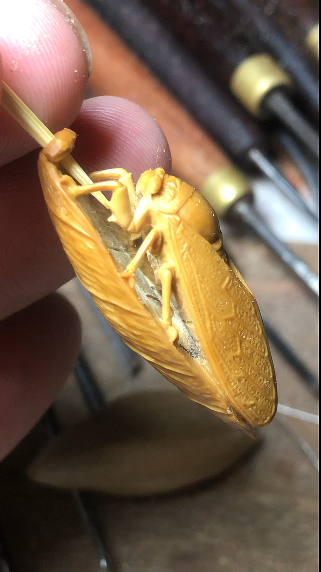 橄榄核雕刻知了