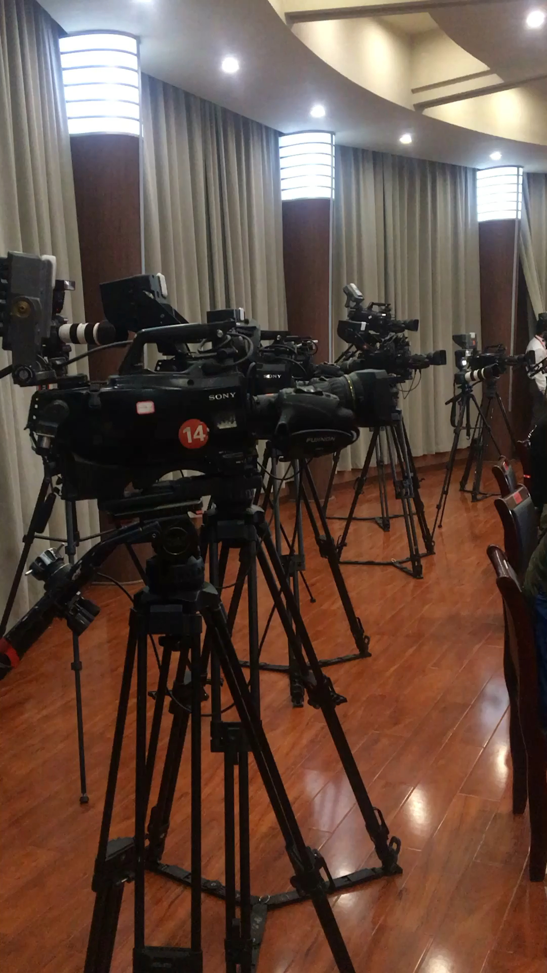 院线电影《银河补习班》拍摄现场,数数有多少台摄影机