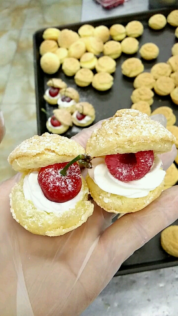 脆皮水果泡芙就是这样装饰的