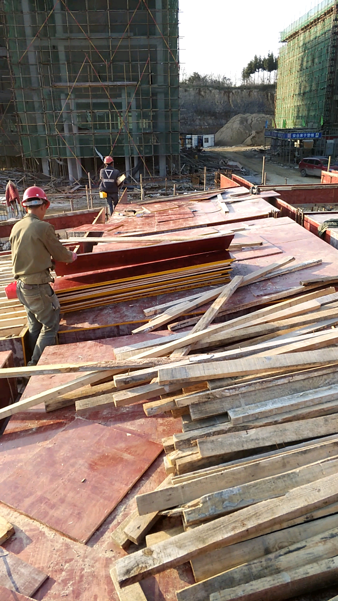 高手在民间#工地木工师傅铺这种陡坡板面可以吧,点赞了,加油.