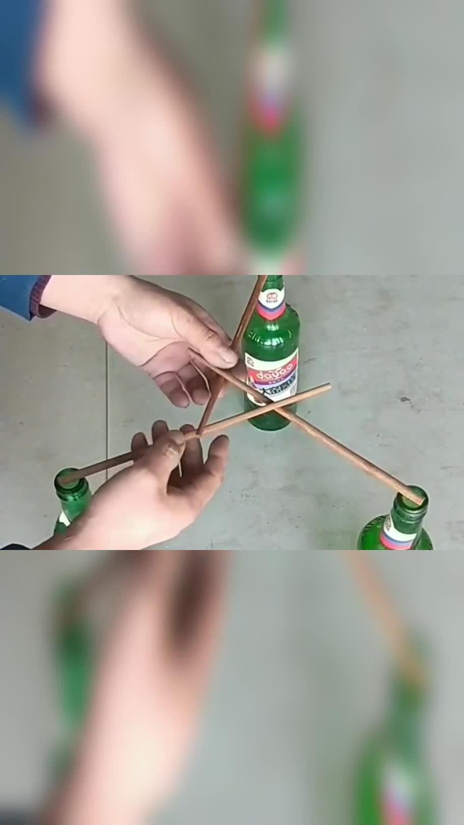 我想知道这是什么原理,三根筷子支撑起了锤子,太厉害了!