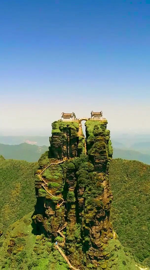 贵州大山一座险峻山峰,看着都险,你敢爬吗?